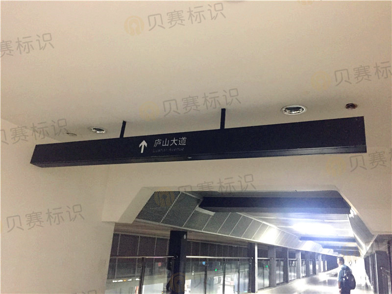 吊牌燈箱